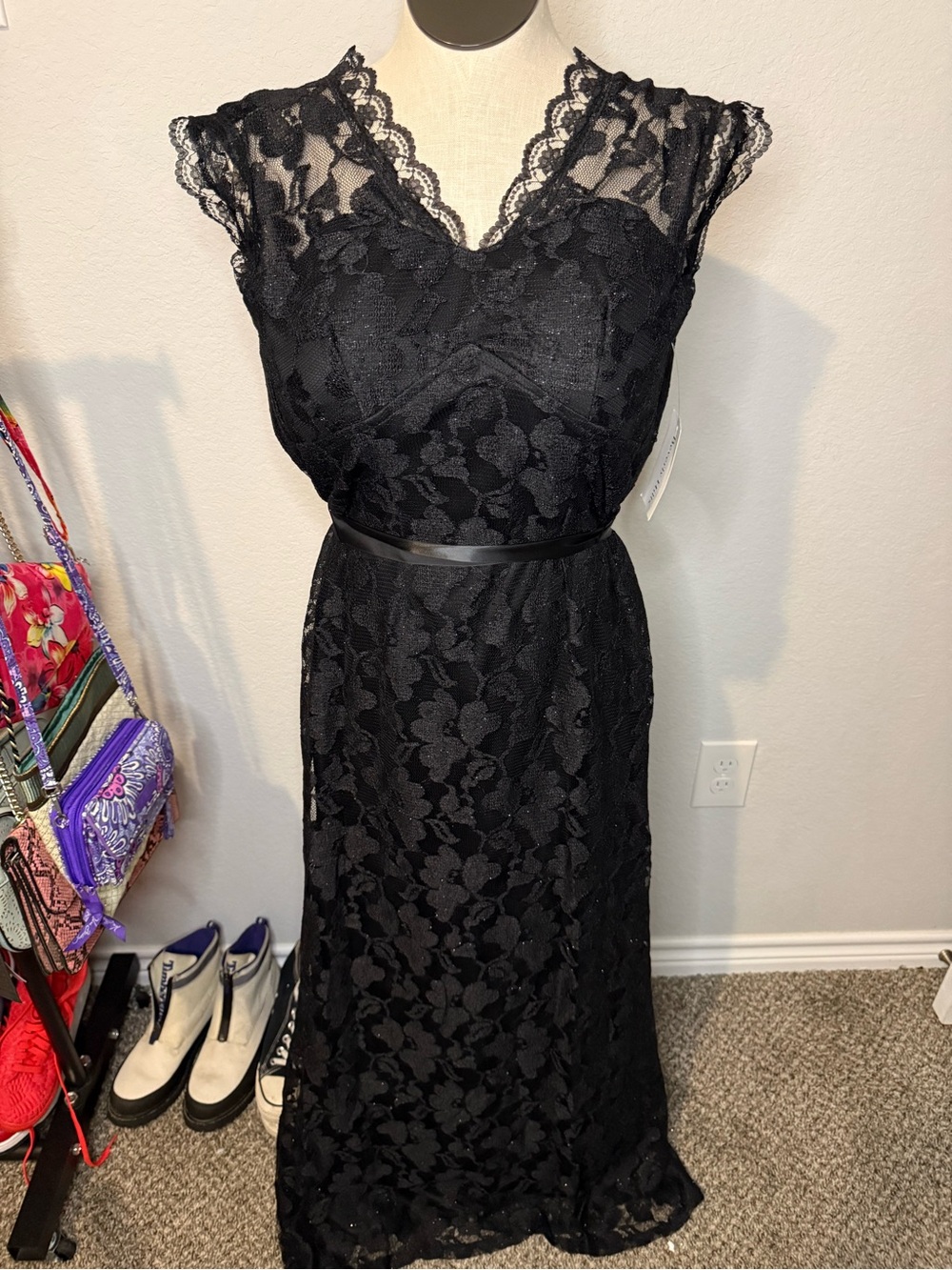 Elegant Black Lace Cap-Sleeve Evening Dress